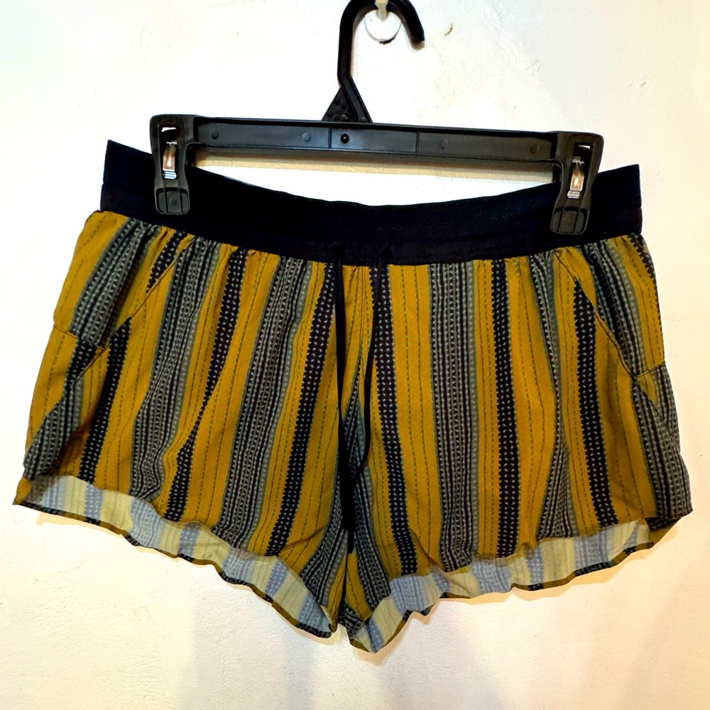 Janji 3 inch AFO middle shorts in the color Geo Stripe